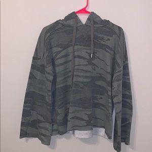 Women’s cropped Camo Hoodie